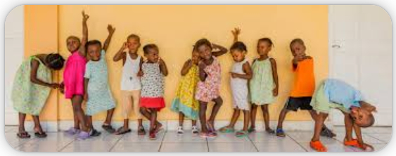 Enfants souriants aidés par l'association