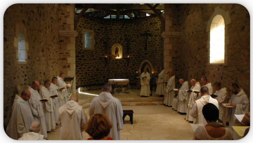 Moines bénédictins en prière dans la basilique