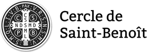 Gros plan de la médaille de Saint-Benoît