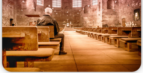 Personne seule dans une église vide