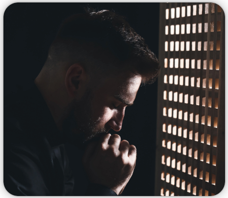 Personne en prière, silhouette sombre